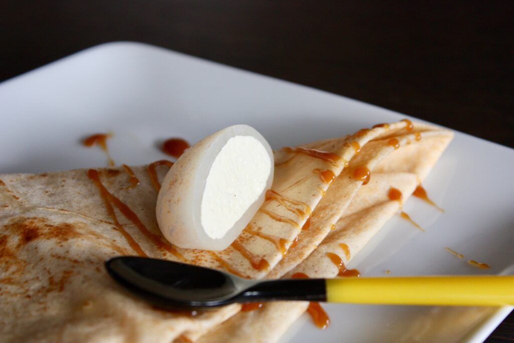 crêpe au caramel au beurre salé avec un mochi glacé