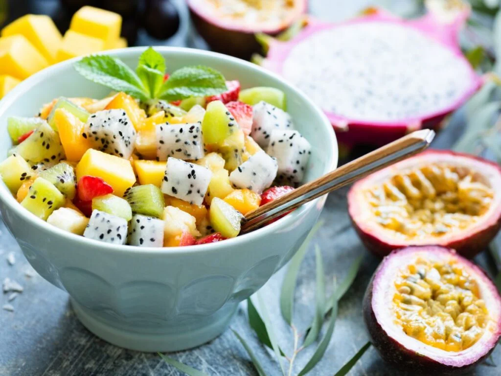 Salade de fruits pour accompagner un mochi glacé pistache