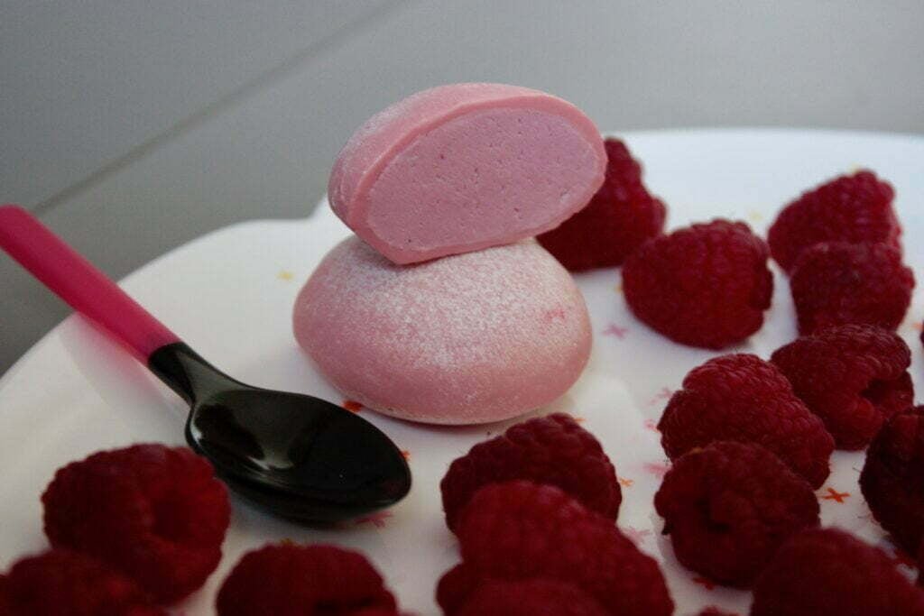 mochi glacé framboise litchi et framboises fraîches. 