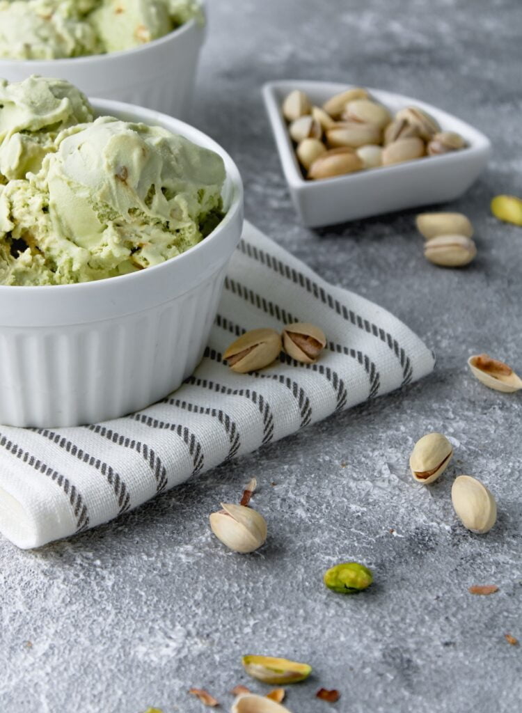 La glace artisanale dans le mochi glacé : glace pistache